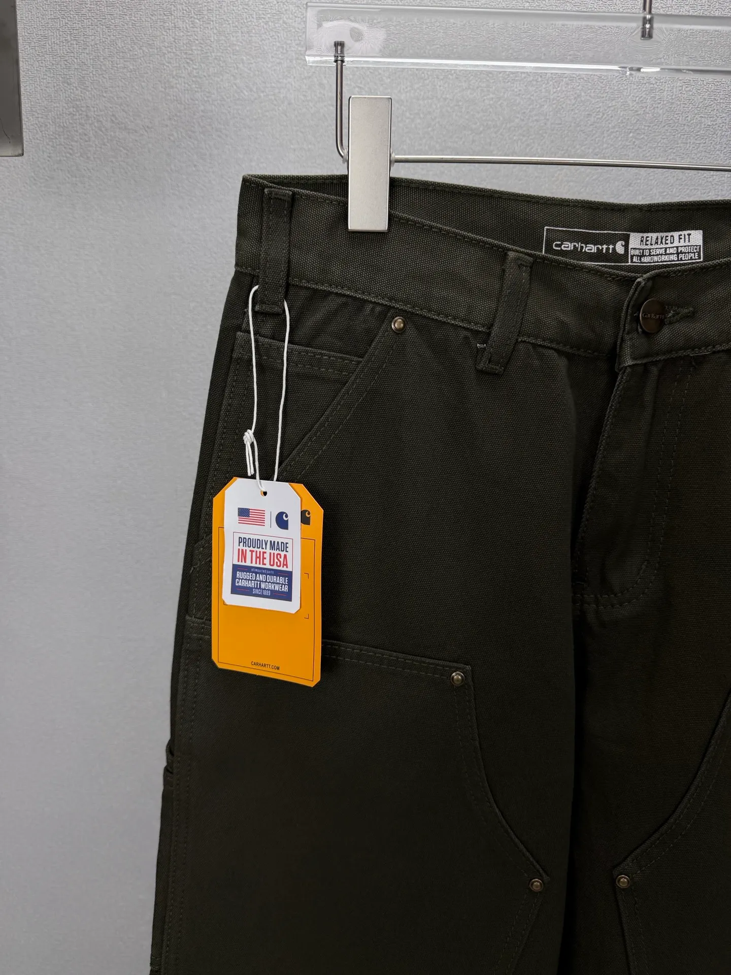 Carhartt 2026 New Arrival Military Green Workwear Logging Couple Loose Jeans High Version High Version Top Ceiling Quality Styles with different wash textures, very friendly to people with thin legs and thick legs. The straight version is very flattering to the leg shape. Moderate length that never goes out of style, easy to match with casual, basic styling for various styles, a must-have in the wardrobe! The fabric is stiff but also makes the upper body soft without losing texture. The washing process is even more perfect. It is a must-have item for everyone! ! ! Washed wheat, hang tag, pants label, three labels complete Color: Green Size: 28, 30, 32, 34, 36 (five sizes)